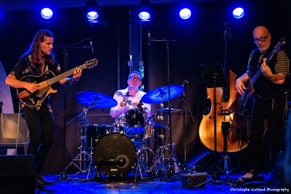 Stéphane Boutinaud en concert, à la batterie, avec ses musiciens